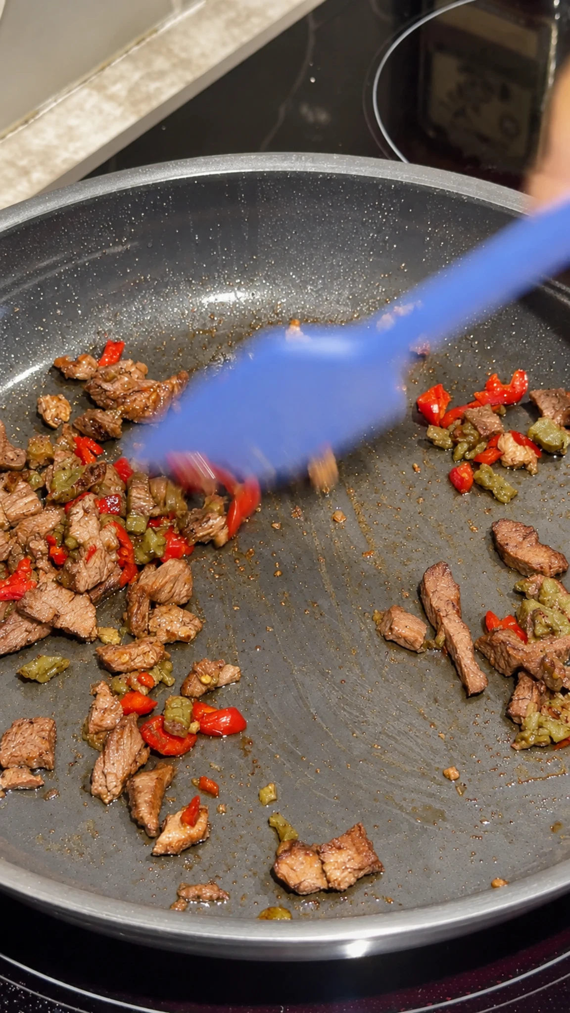 Step photo: steak chiles pan